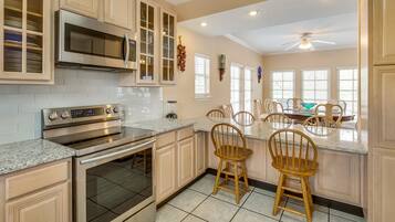 House, 5 Bedrooms | Private kitchen | Fridge, microwave, oven, stovetop