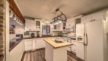 House, 4 Bedrooms | Private kitchen | Full-sized fridge, microwave, oven, stovetop