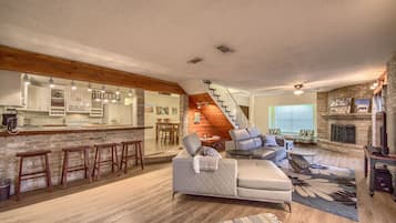 House, 4 Bedrooms | Living room | Smart TV, fireplace, DVD player