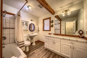 House, 4 Bedrooms | Bathroom | Towels