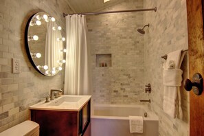 Nhà, 2 phòng ngủ | Phòng tắm | Bồn tắm, khăn tắm 