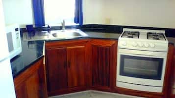 Familienapartment, 2 Schlafzimmer, Küche, Meerblick | Eigene Küche | Kühlschrank, Mikrowelle, Wasserkocher mit Kaffee-/Teezubehör