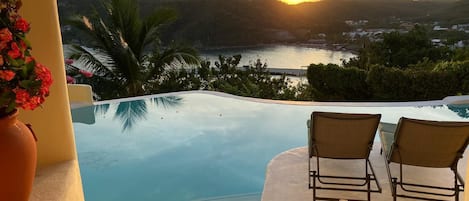 Piscina a l'aire lliure i piscina de vora infinita