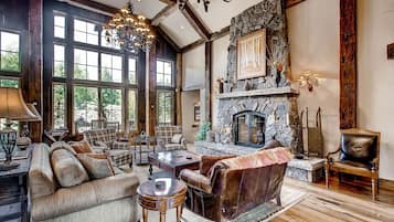 House, 6 Bedrooms | Living area
