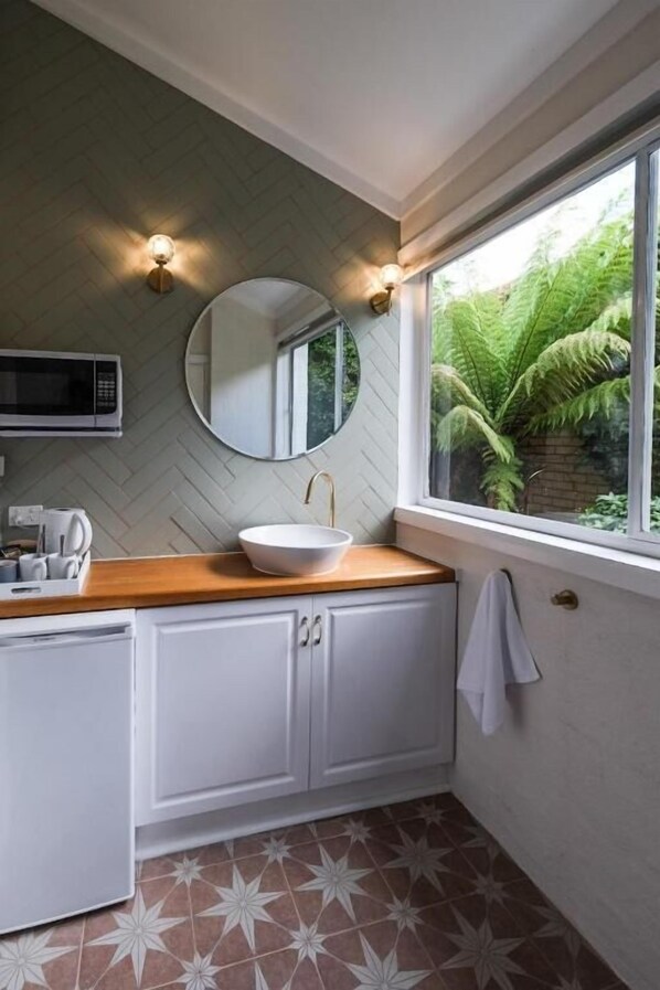 Deluxe Queen Suite - Room 2 | View from room - Windarra on High (East Launceston)