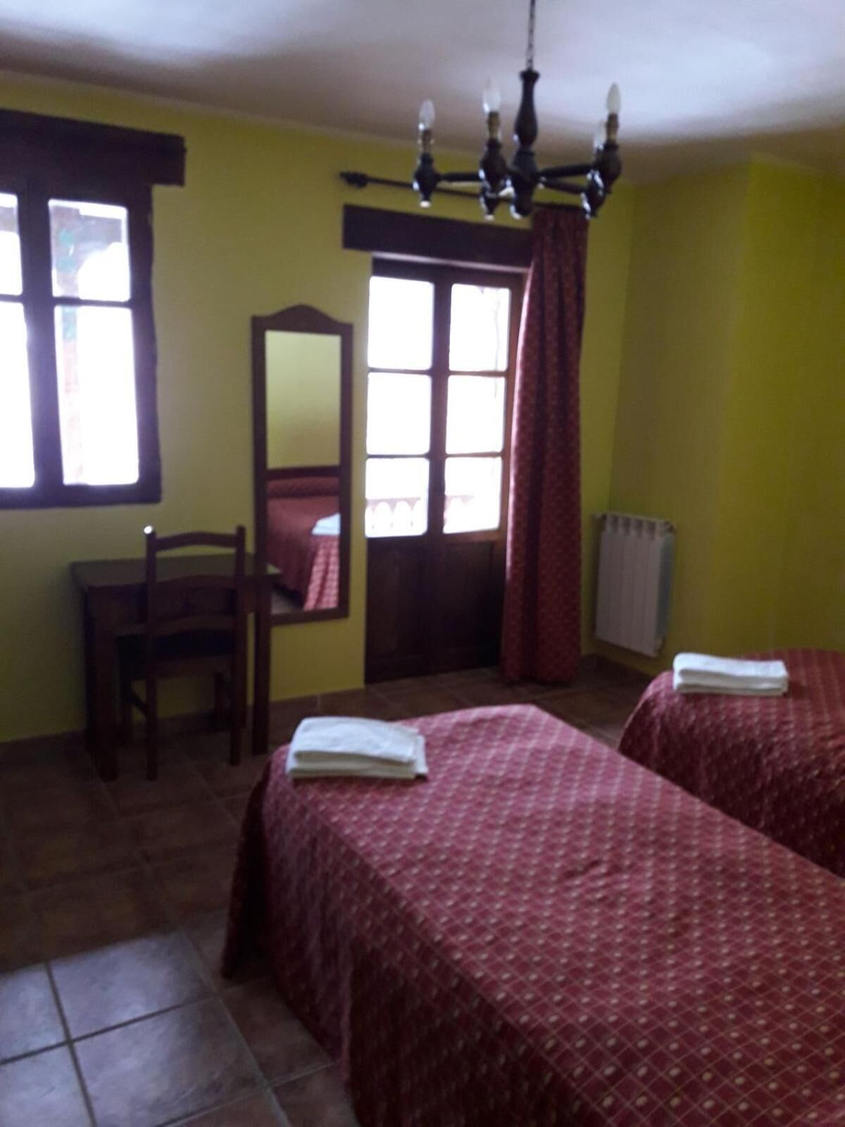 desk, free cots/infant beds, free wifi, bed sheets