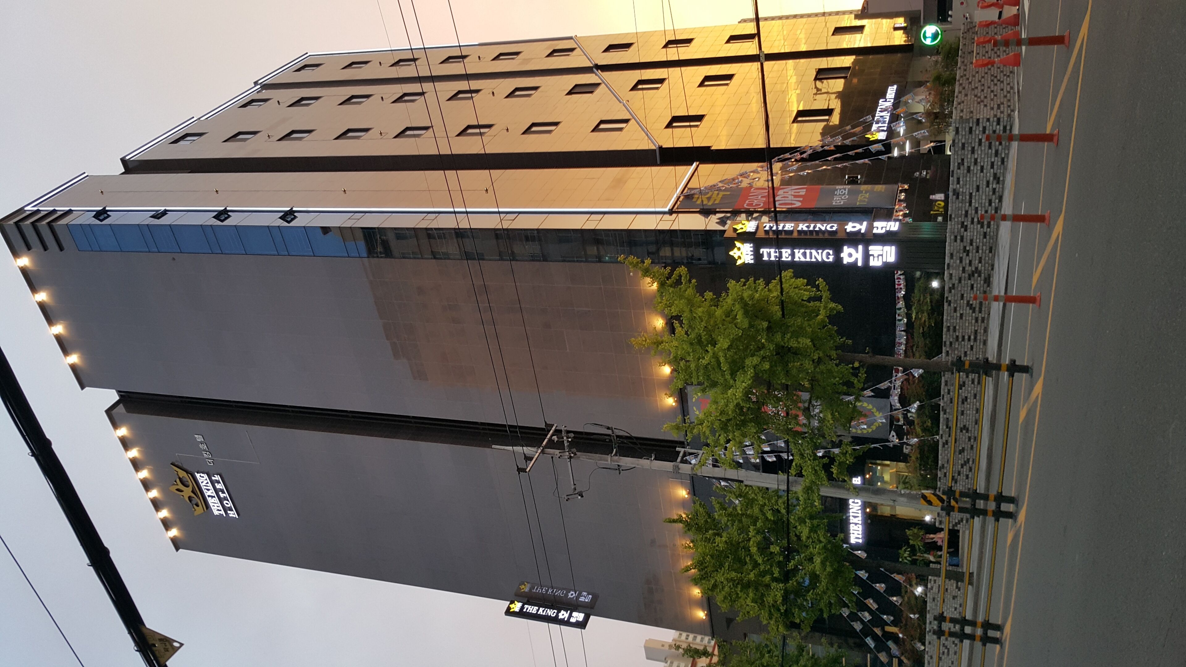 Un edificio moderno de varios pisos, con un letrero llamativo para el restaurante 'The King'.