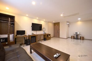 Royal Room | Private kitchen | Fridge, coffee/tea maker, electric kettle - The King Hotel (Busan)