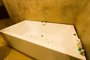 Separate tub and shower, deep soaking tub, free toiletries, hair dryer - The King Hotel (Busan)