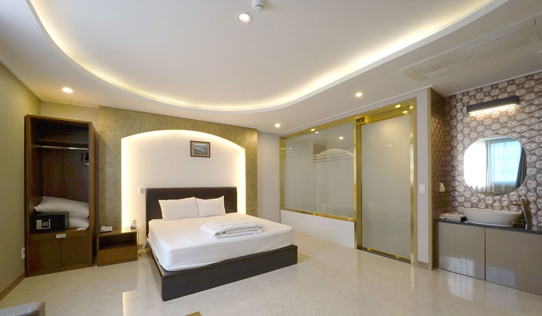 Premium bedding, individually decorated, individually furnished, desk