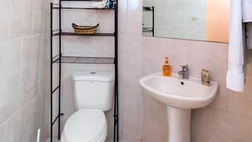 Departamento, 1 habitación, cocineta | Baño | Regadera, amenidades de baño gratuitas, secadora de cabello, toallas 