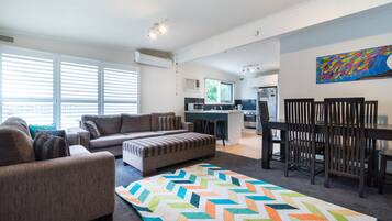 3-Bedroom House (1 King, 1 Queen, 1 Tri-Bunk) | Living area | Flat-screen TV