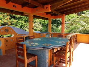 Outdoor dining - Turtleback Pavilion (St. George's)