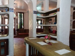 Mini-Kühlschrank, Mikrowelle, Herdplatte, Toaster