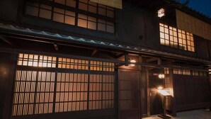 Ein traditionelles japanisches Gebäude mit Schiebetüren und einer Laterne.