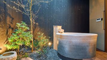 Phòng Suite truyền thống, 2 phòng ngủ, không hút thuốc (Japanese Style, 2 Storey, Niko) | Phòng tắm | Bồn tắm và buồng tắm vòi sen riêng, bồn tắm ngâm, vòi sen phun mưa