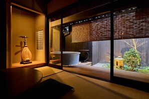 Traditionel suite - ikke-ryger (Japanese Style, 2 Storey, Biwa) | 2 soveværelser, dundyner, individuelt design, individuel indretning