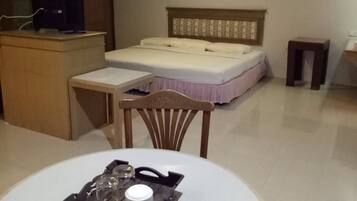 Junior Suite | Desk, rollaway beds, free WiFi, bed sheets