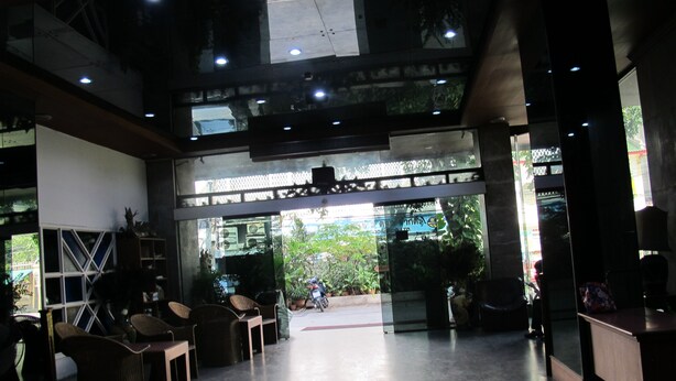A spacious lobby with a high ceiling, modern furniture, and a view of the outdoors. - Tongpoon Hotel (Bangkok)