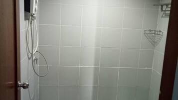 Basic-Vierbettzimmer, 4 Schlafzimmer | Badezimmer | Dusche, kostenlose Toilettenartikel, Handtücher
