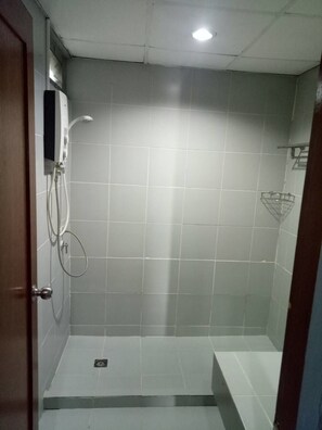Basic Quadruple Room, 4 Bedrooms | Bathroom | Shower, free toiletries, towels - Tongpoon Hotel (Bangkok)