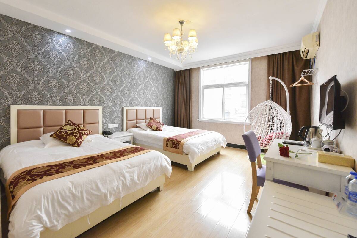 Habitación superior con 2 camas individuales | Escritorio, cortinas opacas, wifi gratis y ropa de cama