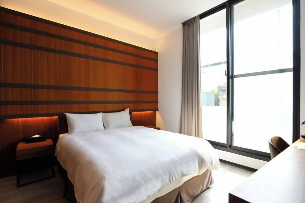 Cofres nos quartos, cortinas blackout, quartos à prova de som