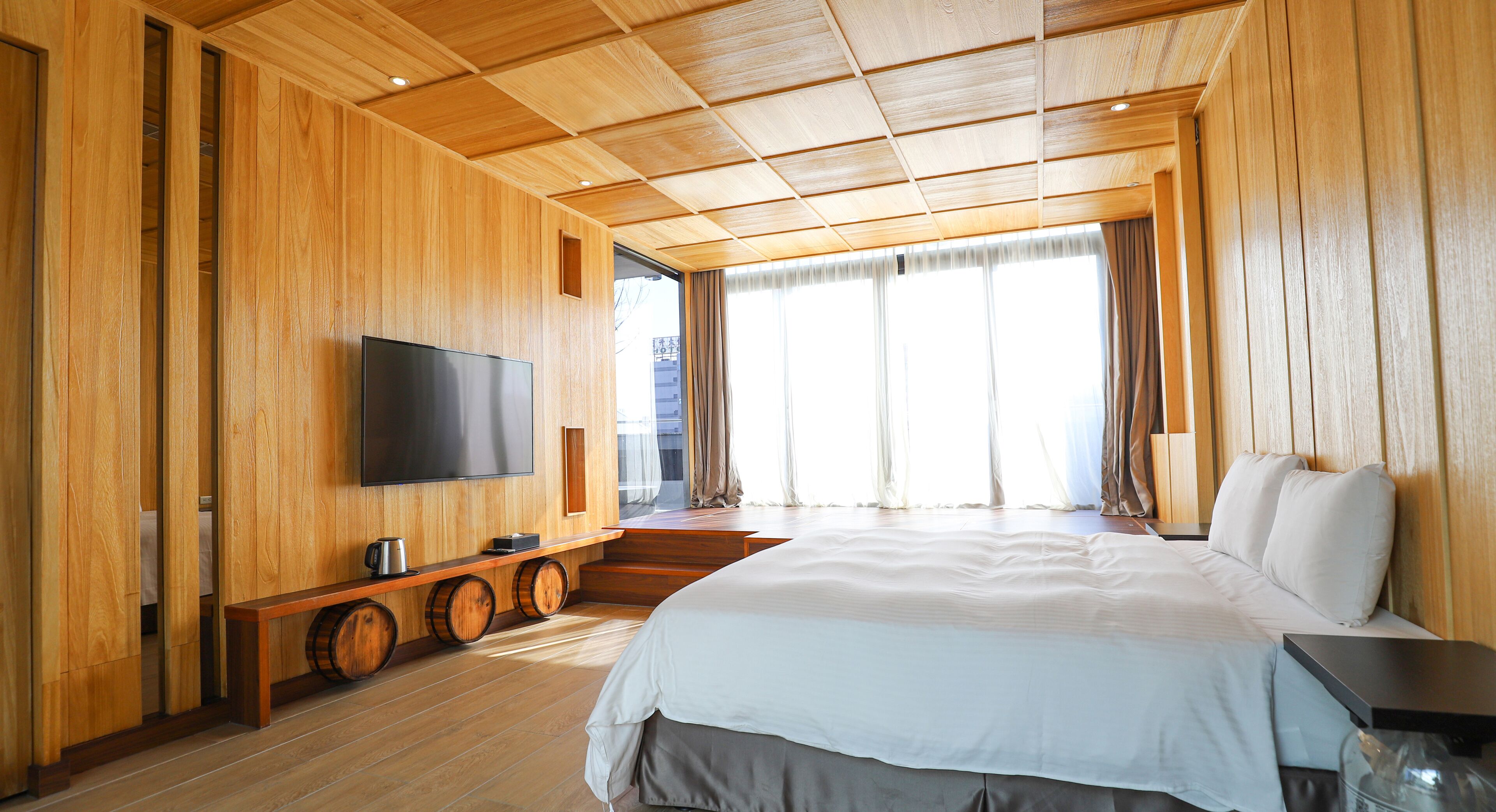 Top View Room with Bathtub | In-room safe, blackout curtains, soundproofing, free WiFi