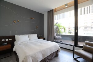 Deluxe View Room with Balcony | In-room safe, blackout drapes, soundproofing, free WiFi