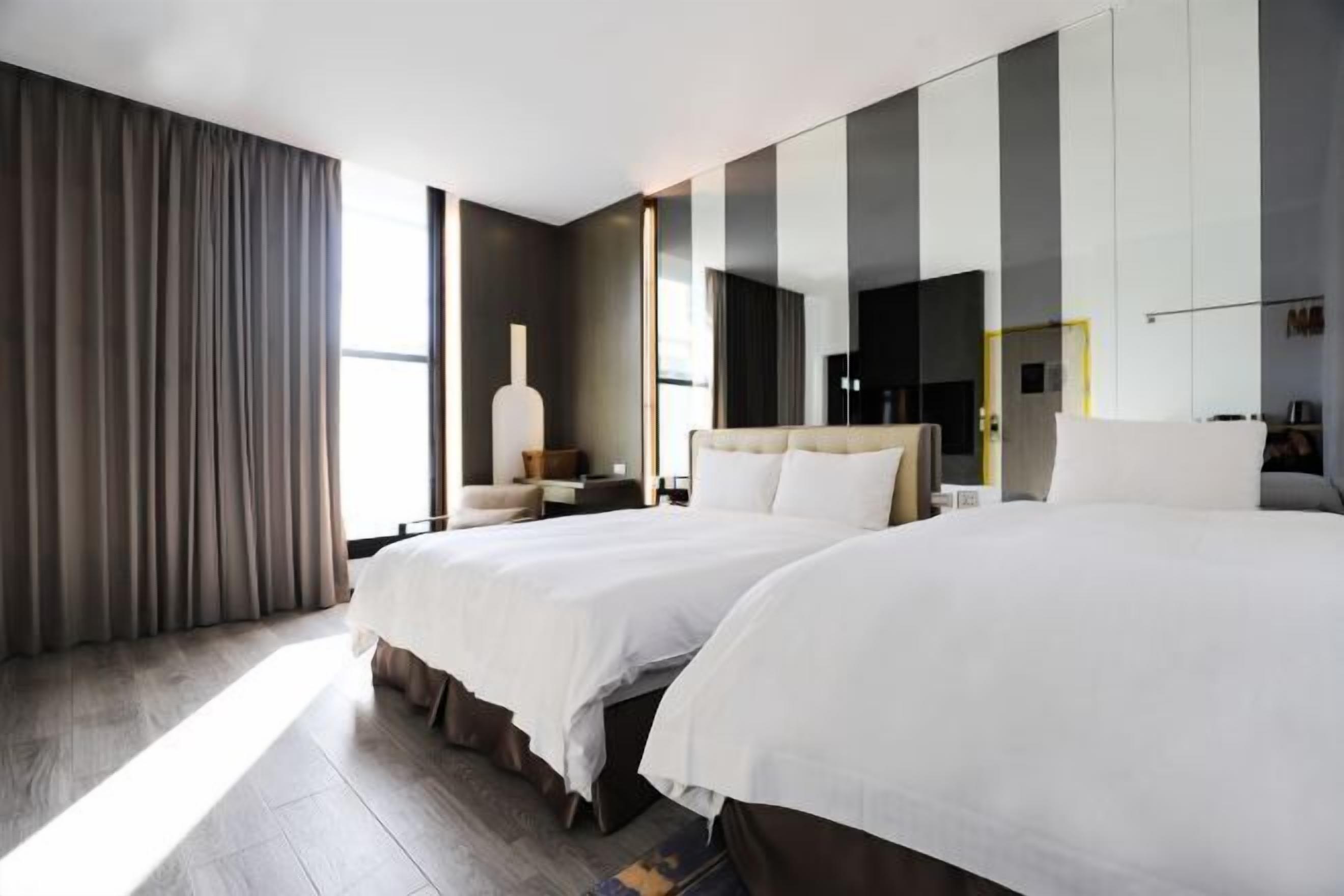 Caja de seguridad en la habitación, cortinas blackout y insonorización 