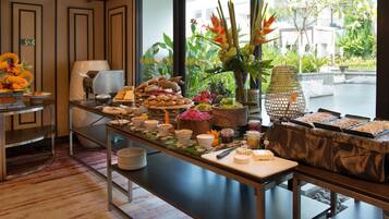 Se ofrece un desayuno bufé (585640 IDR por persona)