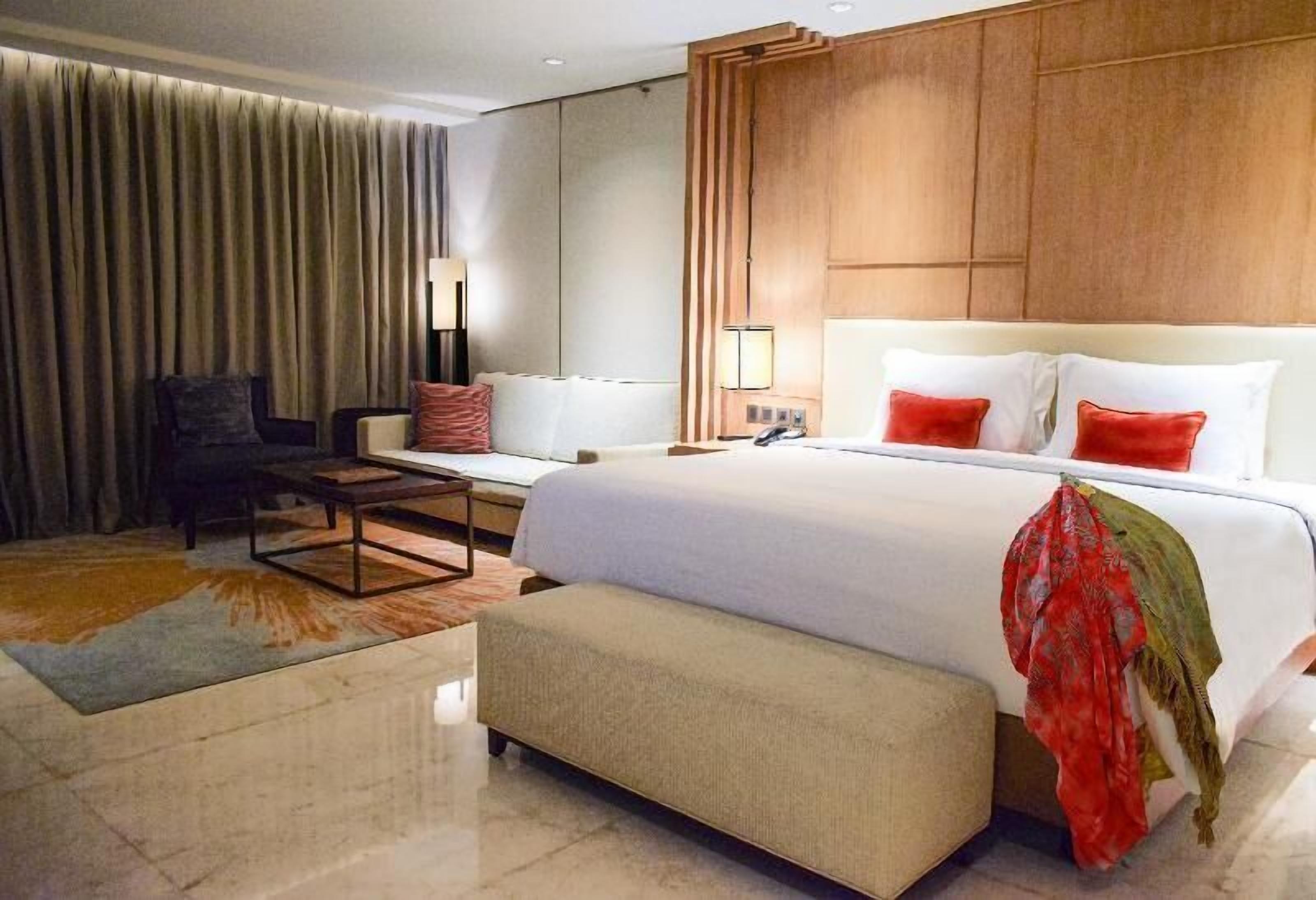 Minibar, in-room safe, desk, free WiFi