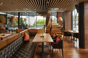 2 restaurants, breakfast, lunch served; local and international cuisine