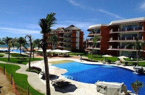 คอมฟอร์ทคอนโด, 2 ห้องนอน, วิวสระว่ายน้ำ | ลานระเบียง/นอกชาน