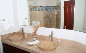 คอมฟอร์ทคอนโด, 2 ห้องนอน, วิวสระว่ายน้ำ | ห้องน้ำ | ฝักบัว, ผ้าเช็ดตัว