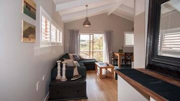 Apartamento, 2 quartos, vista parcial para o mar | Área de estar | TV de tela plana
