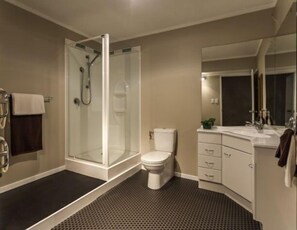 Suite, 1 chambre, vue partielle sur la mer | Salle de bain