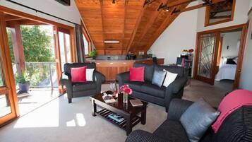 Kauri Apartment | Living area | Flat-screen TV