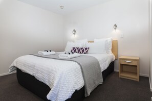 Central Christchurch Apartment | 2 bedrooms, iron/ironing board, free cots/infant beds, free WiFi - Heart of City - Modern Apartment (Christchurch)