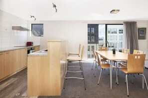 Central Christchurch Apartment | In-room dining - Heart of City - Modern Apartment (Christchurch)