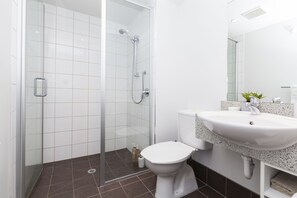 Lägenhet - 2 sovrum | Badrum | Dusch, gratis toalettartiklar, hårtork och handdukar