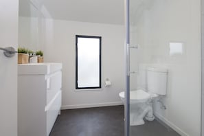 LÀgenhet | Badrum | Dusch, gratis toalettartiklar, hÄrtork och handdukar