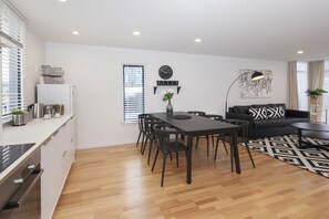 Star Struck Luxury Inner City Townhouse | In-room dining - Star Struck Luxury - Inner City Townhouse (Christchurch)