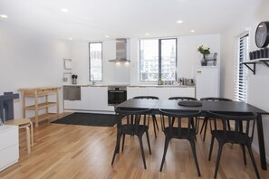 Star Struck Luxury Inner City Townhouse | In-room dining - Star Struck Luxury - Inner City Townhouse (Christchurch)