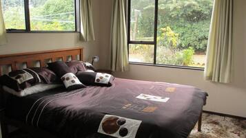 Kamer, 2 slaapkamers (Catlins Lake Sanctuary) | 2 slaapkamers, een strijkplank/strijkijzer, beddengoed