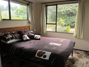 Habitación, 2 habitaciones (Catlins Lake Sanctuary) | 2 habitaciones, tabla de planchar con plancha y ropa de cama 