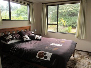 Zimmer, 2 Schlafzimmer (Catlins Lake Sanctuary) | 2 Schlafzimmer, Bügeleisen/Bügelbrett, Bettwäsche