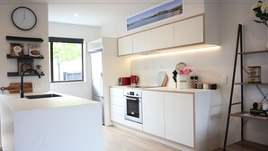 Apartment | Private kitchen | Full-sized fridge, oven, stovetop, dishwasher - Enchanting Downtown Abode (Christchurch)
