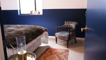 Chic Designer Abode (w/ Single Sofa Bed) | 2 bedrooms, iron/ironing board, free WiFi