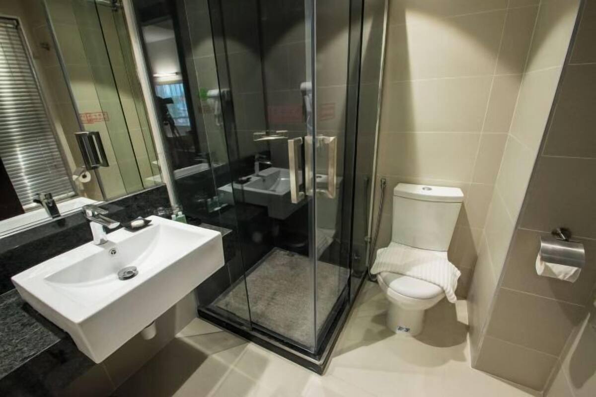 Badkamer | Een douche, gratis toiletartikelen, een haardroger, badjassen